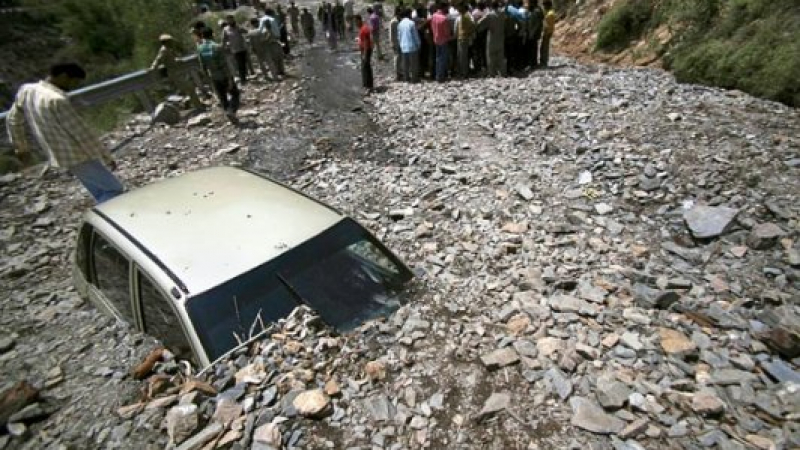 Свлачище погреба 150 души в Индия