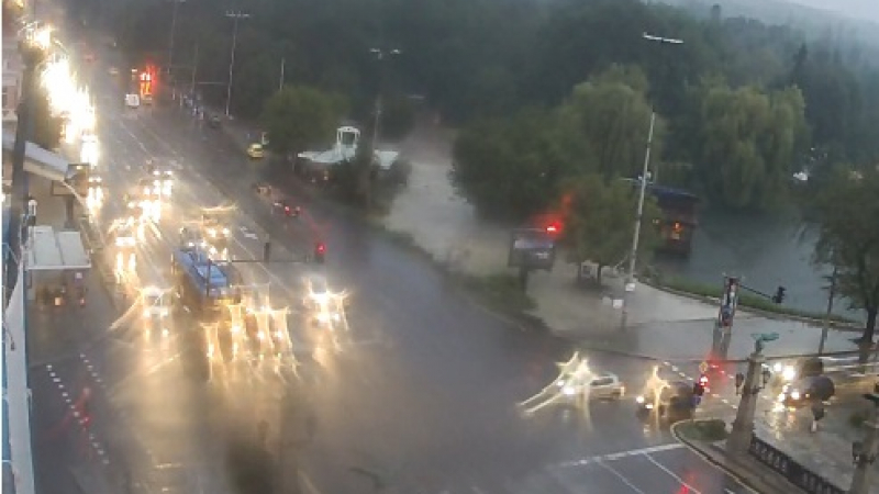 Паднаха жици на тролейната мрежа в центъра на София, има наводнени улици