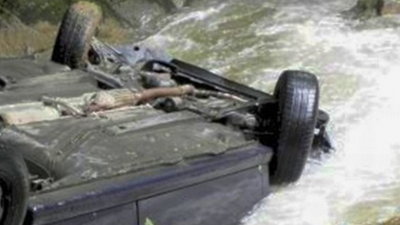 Кола падна от мост в река Вит, издирват изчезнал мъж