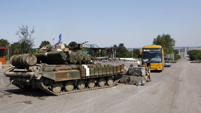 Руската армия е разположила танкове и БТР-и на пет километра от Украйна