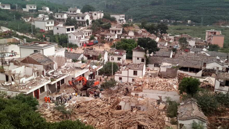 Опустошителен трус в Китай уби 150 души, сгради рухнаха за секунди (ВИДЕО/СНИМКИ)