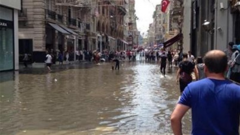 Торнадо удари наводнения Истанбул