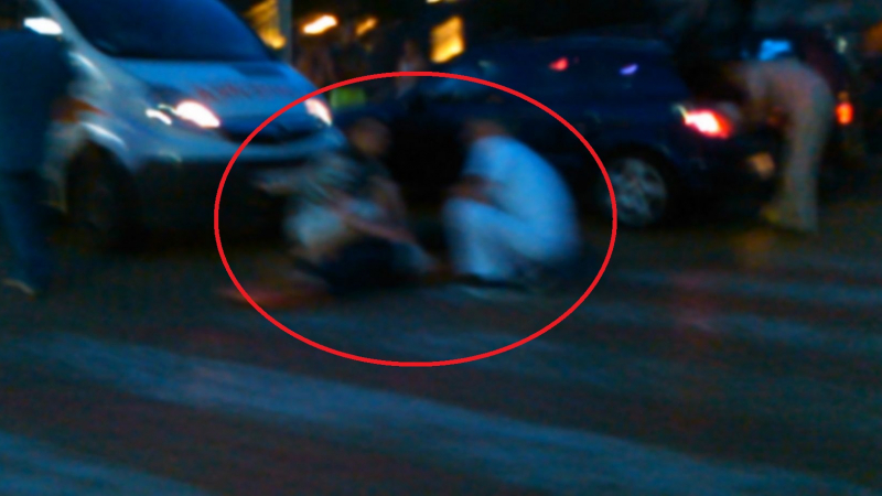БЛИЦ-ОЧЕВИДЕЦ: Кола насмете пешеходци на зебрата пред БНБ (ВИДЕО)