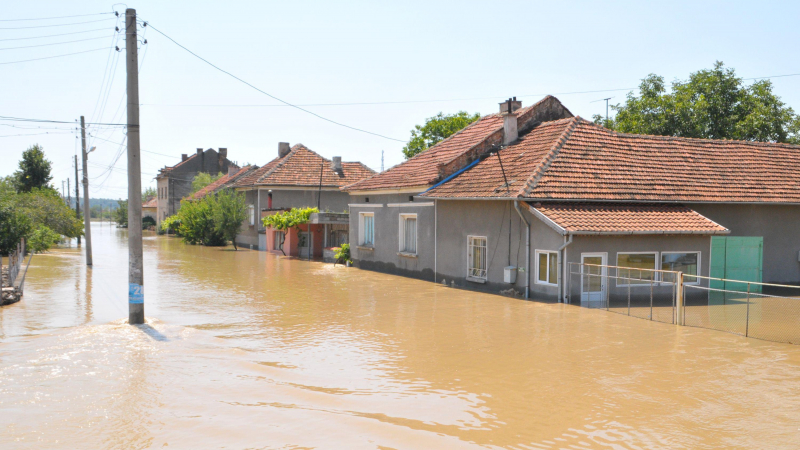 Жена втори ден в неизвестност след потопа в Мизия 