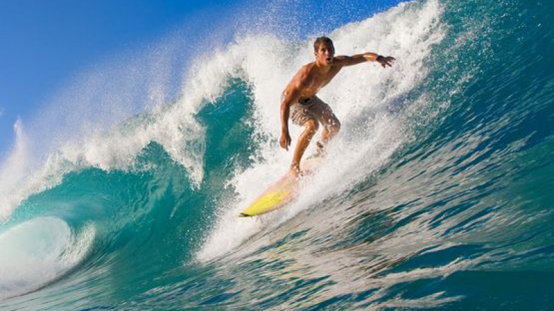 Сърфисти порят вълните срещу 30 лева на час