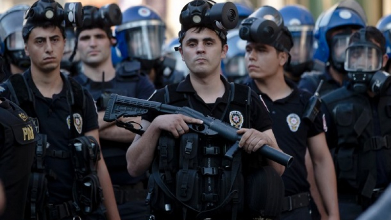Арест в Турция за 33-ма, подслушвали незаконно