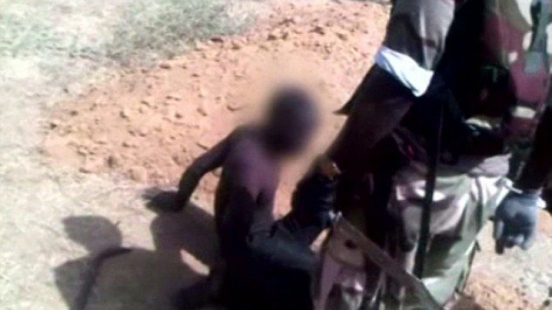 Войници режат гърлата на предполагаеми членове на „Боко Харам“ (ВИДЕО 18+)