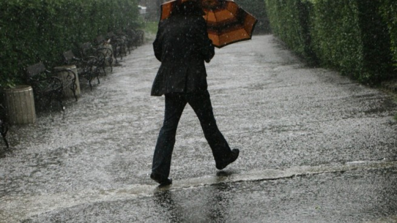 Дъжд и гръмотевици удариха Мездра и Враца