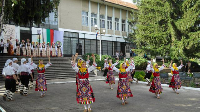 Ученици от Латвия, Испания и Македония учат български фолклор