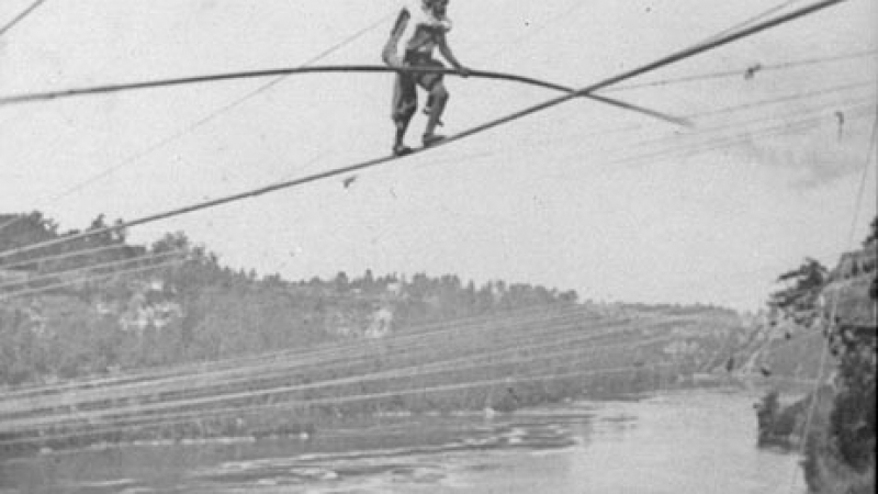 18.8.1859 г.: Жан Блонден преминава по въже над Ниагара с мениджъра си на гръб