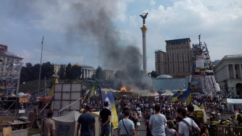 Три палатки пламнаха на Майдана, има пострадали хора