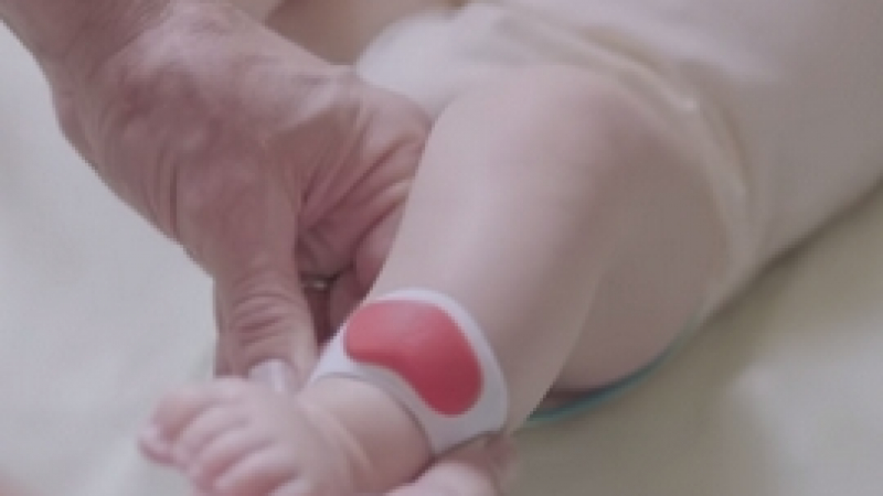 Хай-тек гривна следи живота на бебето