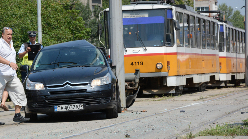 Катастрофа между кола и трамвай блокира бул. &quot;Ситняково&quot; в София