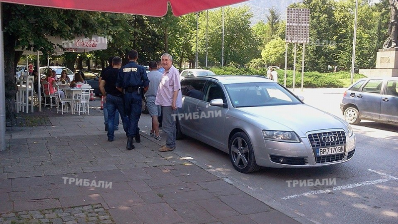 Полицаи тръшнали двама в центъра на Враца