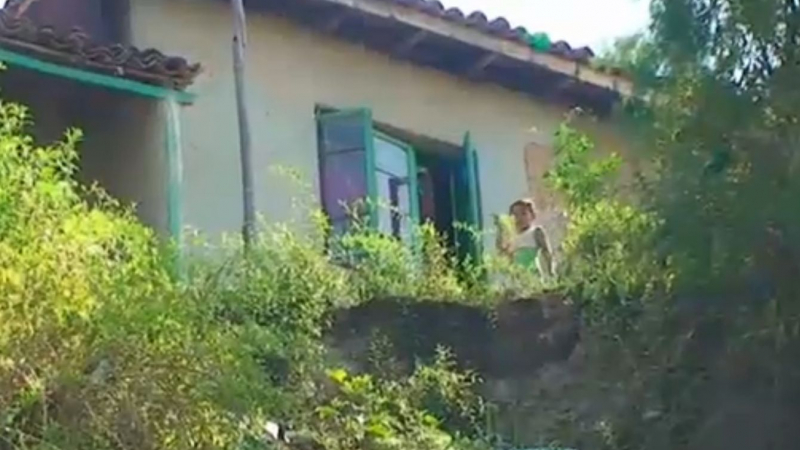 Ромско семейство живее в къща на ръба на пропаст