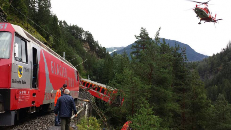 Пътнически влак дерайлира в Швейцария - вагоните висят над бездна, един вече падна (СНИМКИ)