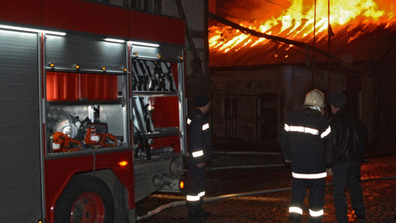 Пожар избухна в социален дом, евакуират децата посред нощ