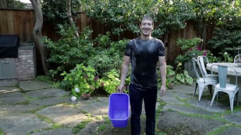 Марк Зукърбърг изсипа кофа с ледена вода върху себе си