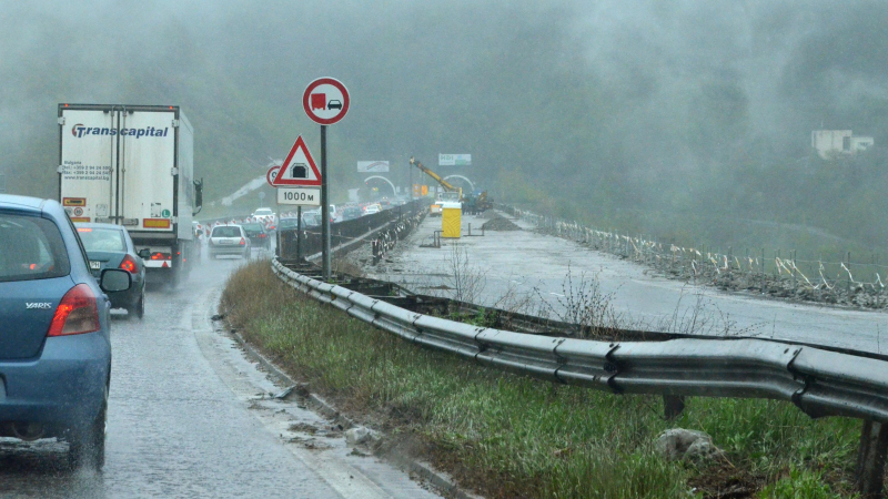 Порой от катастрофи и изкривени мантинели на магистрала „Хемус“ заради дъжда 