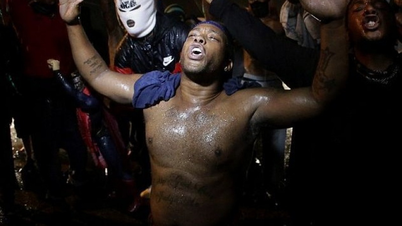 Поредна нощ на насилие във Фъргюсън: Полицията използва сълзотворен газ и гумени куршуми срещу демонстрантите