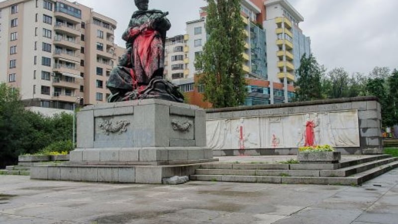 Руското посолство изпрати нота за оскверняване на руския паметник в кв. &quot;Лозенец&quot;