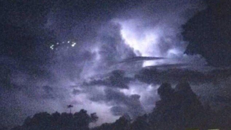 Заснеха НЛО над Хюстън (СНИМКИ)