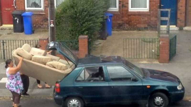 Смешно ВИДЕО: Вижте как се напъхва голям диван в малка Шкода