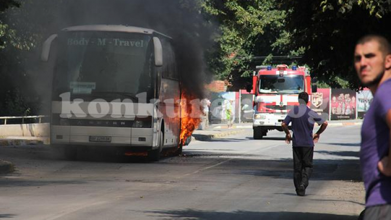 Автобус с работници се подпали във Враца (СНИМКИ)