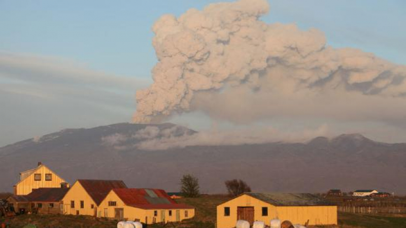 Исландски вулкан плаши с нов авиоколапс