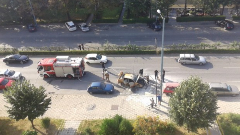 Такси се запали в движение насред Пловдив 