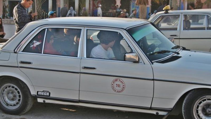Пътуване в Мароко с по шестима клиенти в едно такси