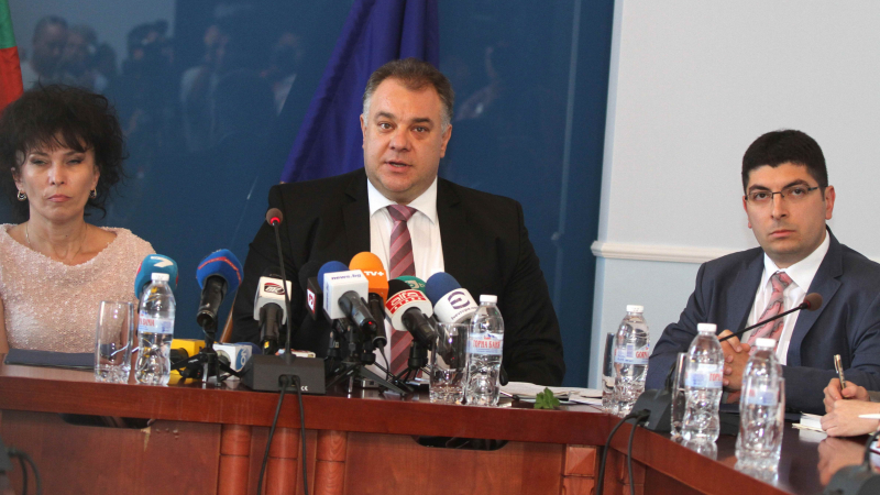 Здравният министър спрял обществени поръчки за над 20 милиона лева