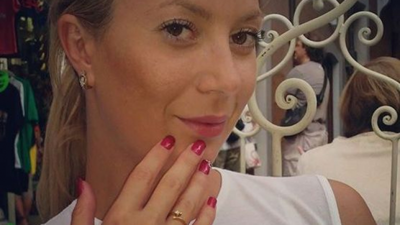 Моделът Ваня Кирова получи годежен пръстен в Италия