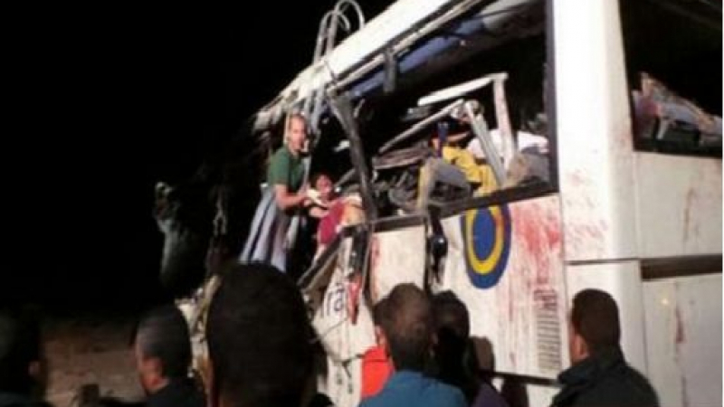 33 души загинаха при адски сблъсък между два автобуса (СНИМКИ)
