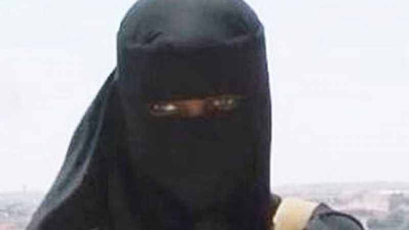 Кръвожадна джихадистка напира да реже глави в Сирия