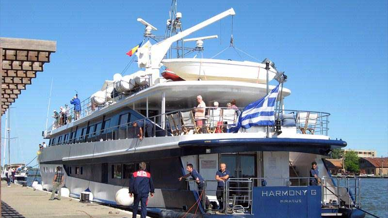 Пасажери от Кораба на богатите мятат хилядарки за вино и екзотични вечери във Варна