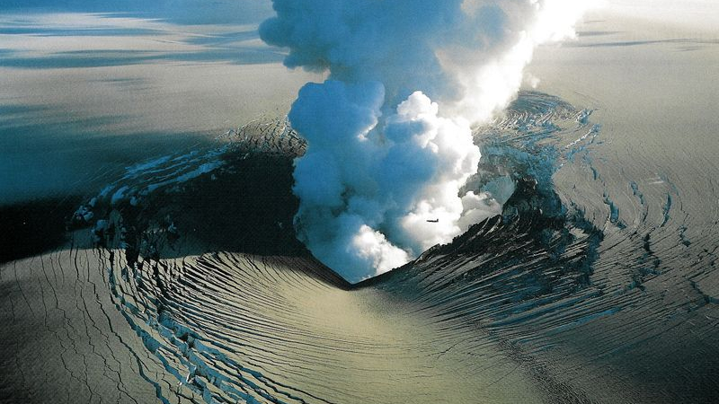 Забраниха въздушния трафик над Исландия заради опасен вулкан