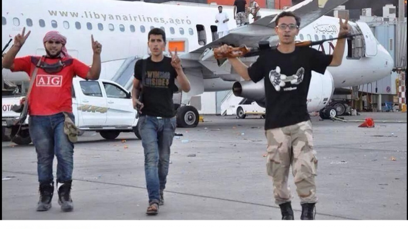 Ислямистите превзеха и опожариха летището на Триполи (ГАЛЕРИЯ)
