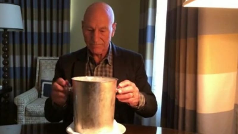 Сър Патрик Стюърт с най-класната „ледена кофа“ в историята (ВИДЕО)