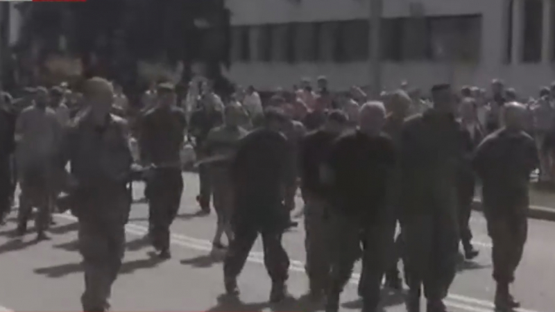 Украински пленници &quot;дефилираха&quot; на парад в Донецк (ВИДЕО)