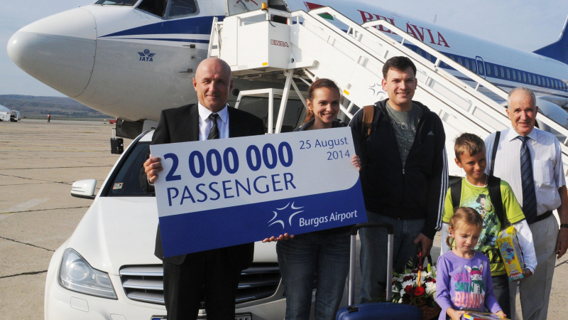 С бял мерцедес посрещнаха двумилионния пътник на летище Бургас 