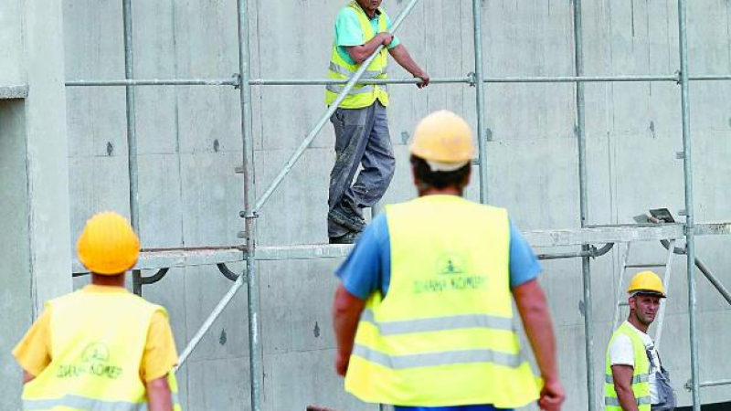 Шивачки и строители се жалват от жега на работа