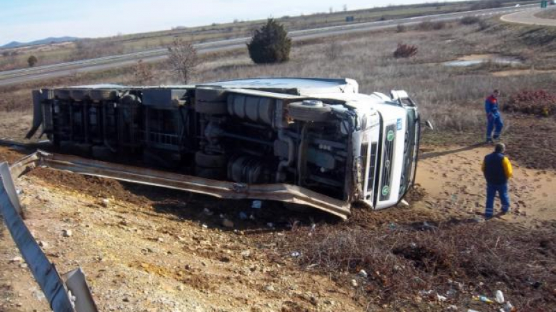 Турски камион се е преобърнал близо до Нова Загора