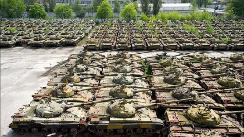 Яценюк вади ръждясали танкове срещу контранастъплението на опълченците