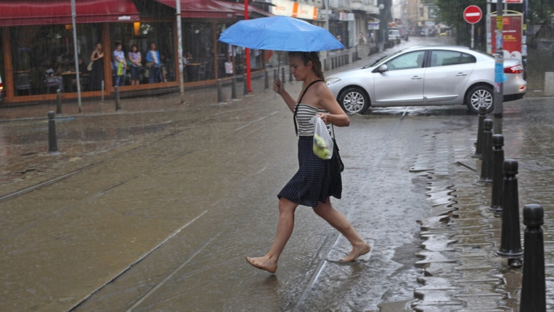 Студен душ от метеоролозите: Иде дъждовен септември