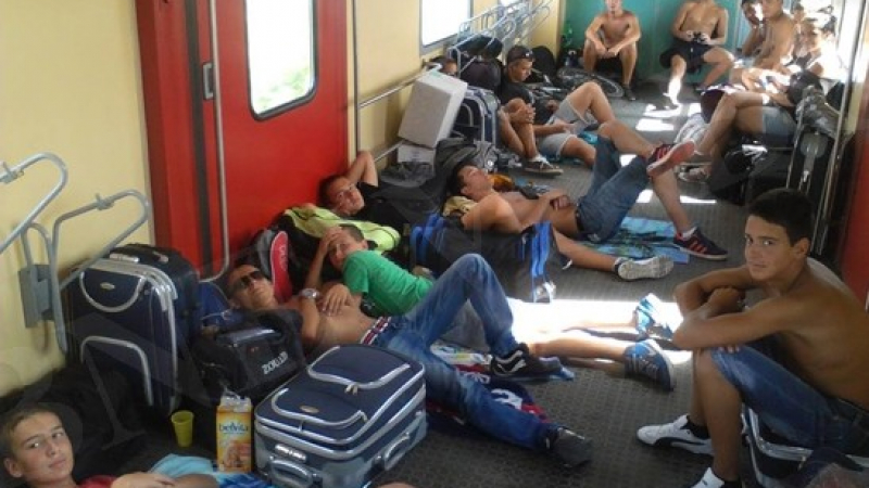 40 деца пътуват на земята във влака София-Бургас, вагонът им го няма