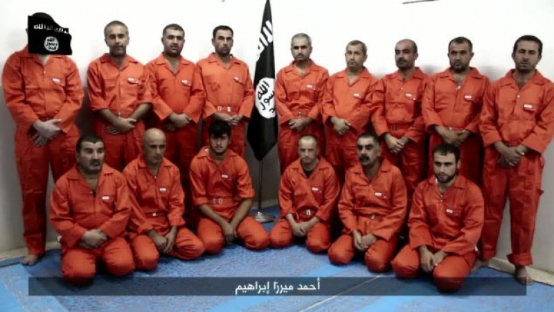 Часове след екзекуцията на 300 души ИДИЛ обезглави кюрд (ВИДЕО 18+)