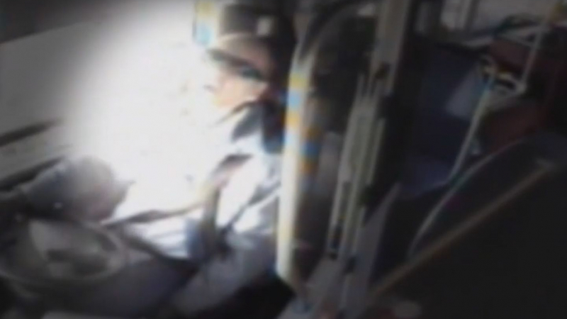 Шофьор на градски автобус се дрогира, припада и катастрофира тежко (ВИДЕО)