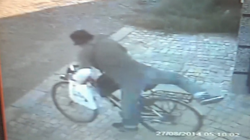 Камера заснела крадец, отмъкнал колело пред църква (ВИДЕО)