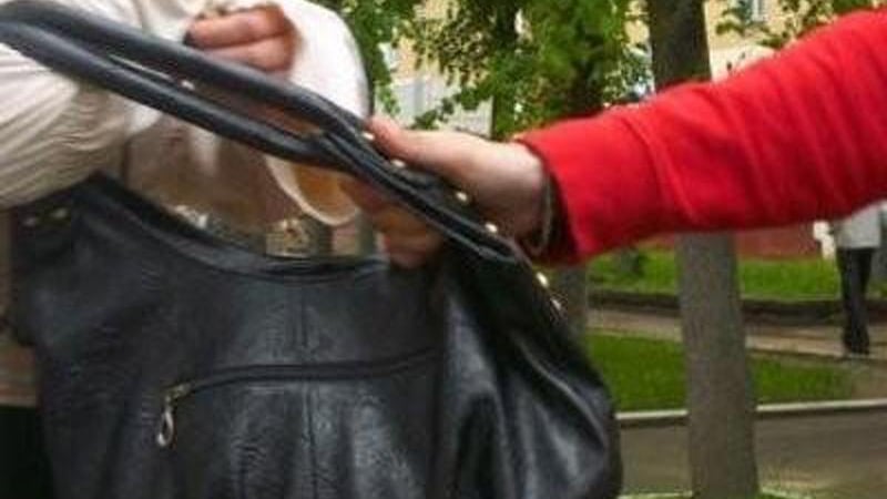 Крадец влачи жена по земята, за да изтръгне чантата й